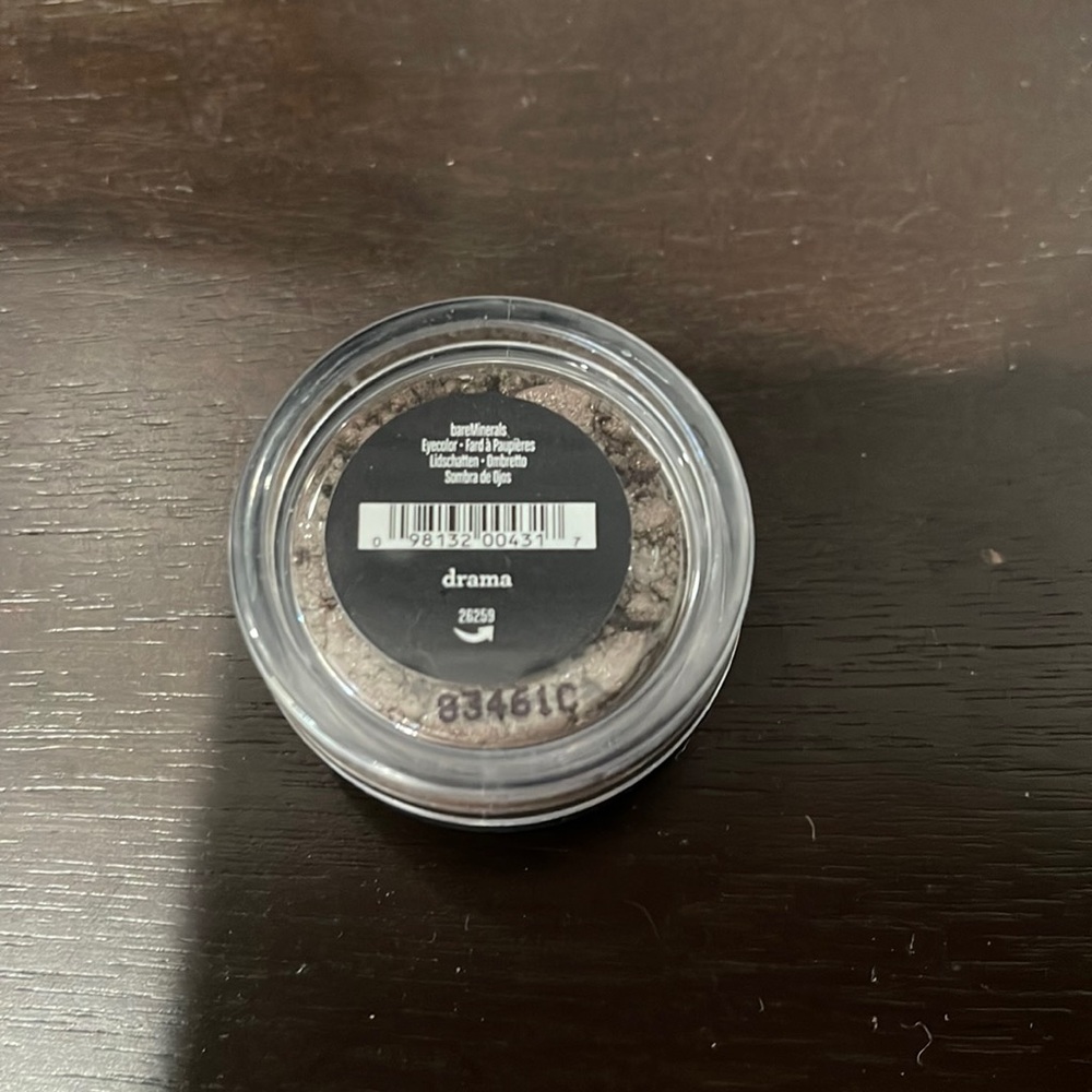 Bare Minerals Loose Mineral Eyeshadow color is called “drama”